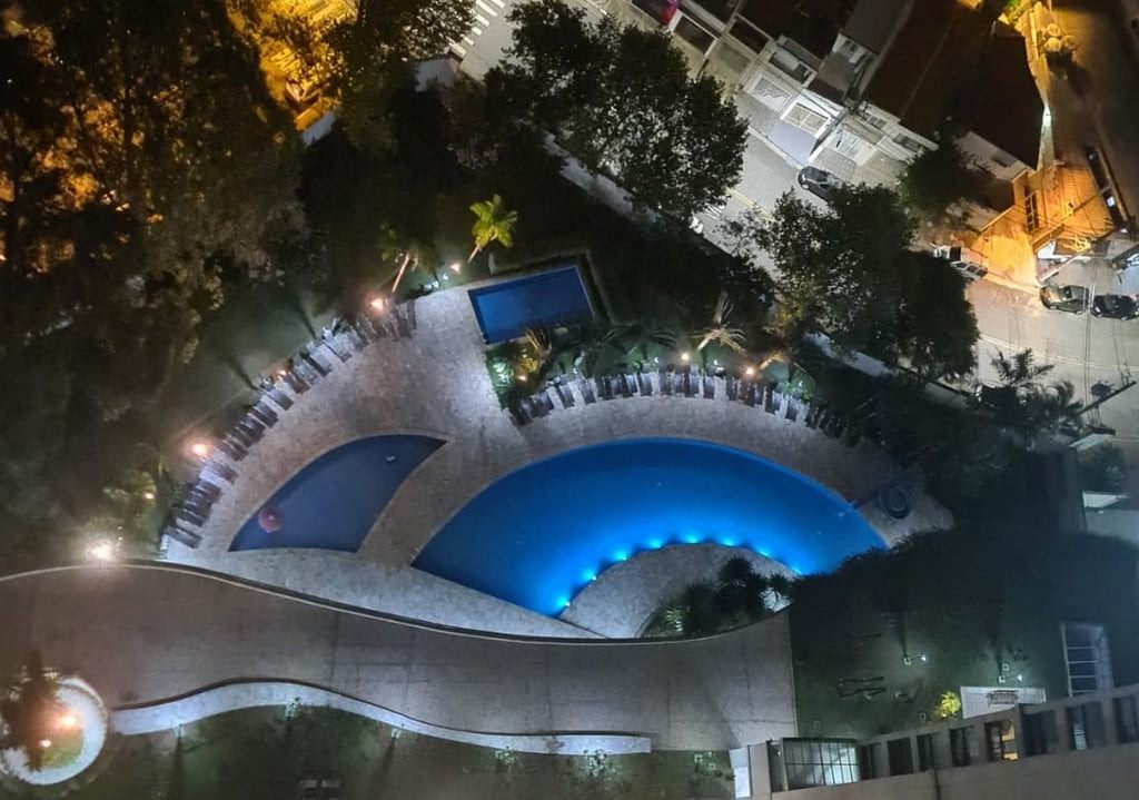 Instalação e troca de refletores de iluminação subaquática LED para piscina