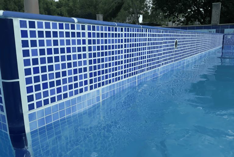 Parede da piscina totalmente recuperada e bonita após o conserto