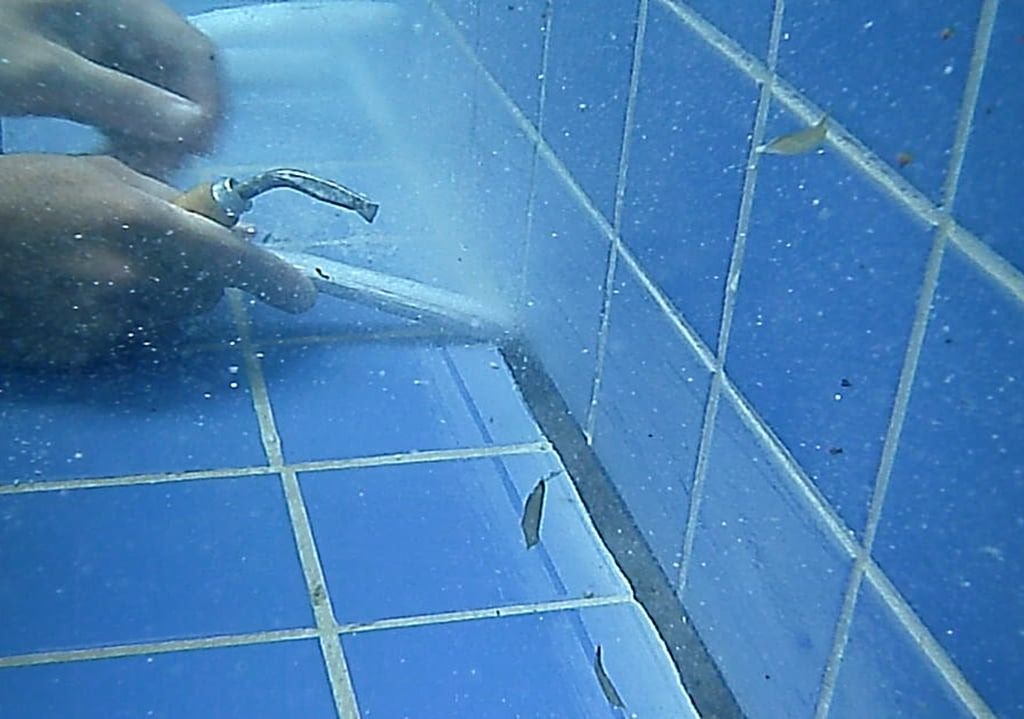 Troca e reparo de junta de dilatação subaquática em piscina