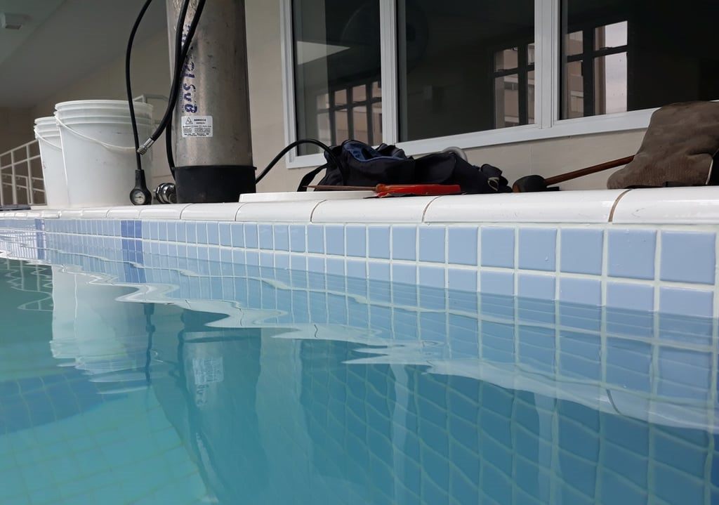 Revitalização e limpeza técnica de bordas de piscina